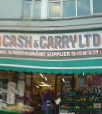© Robert Rotifer Geschäft Cash & Carry